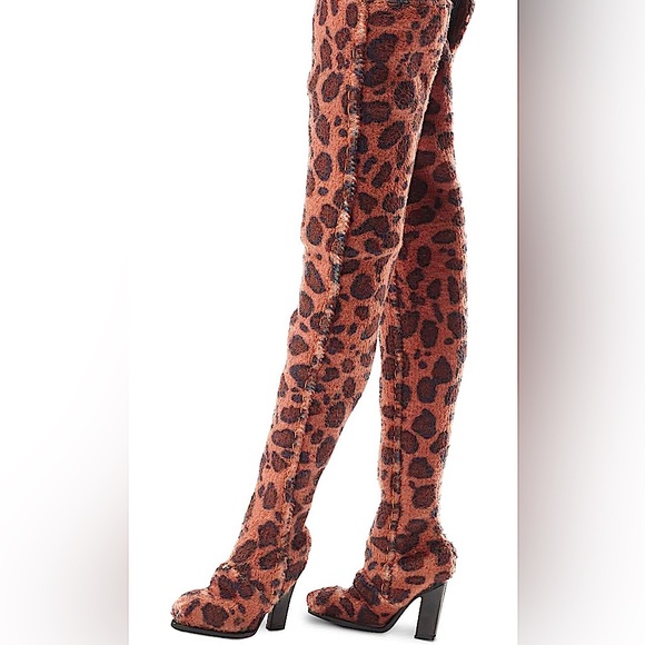 Barbie Signature - Gloria Estefan Doll - Picture 7 of 7